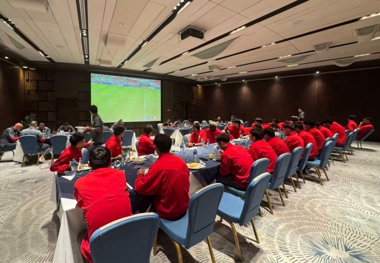 b体育-海港全队集体观看U23亚洲杯半决赛，为吾米提江、蒯纪闻助威