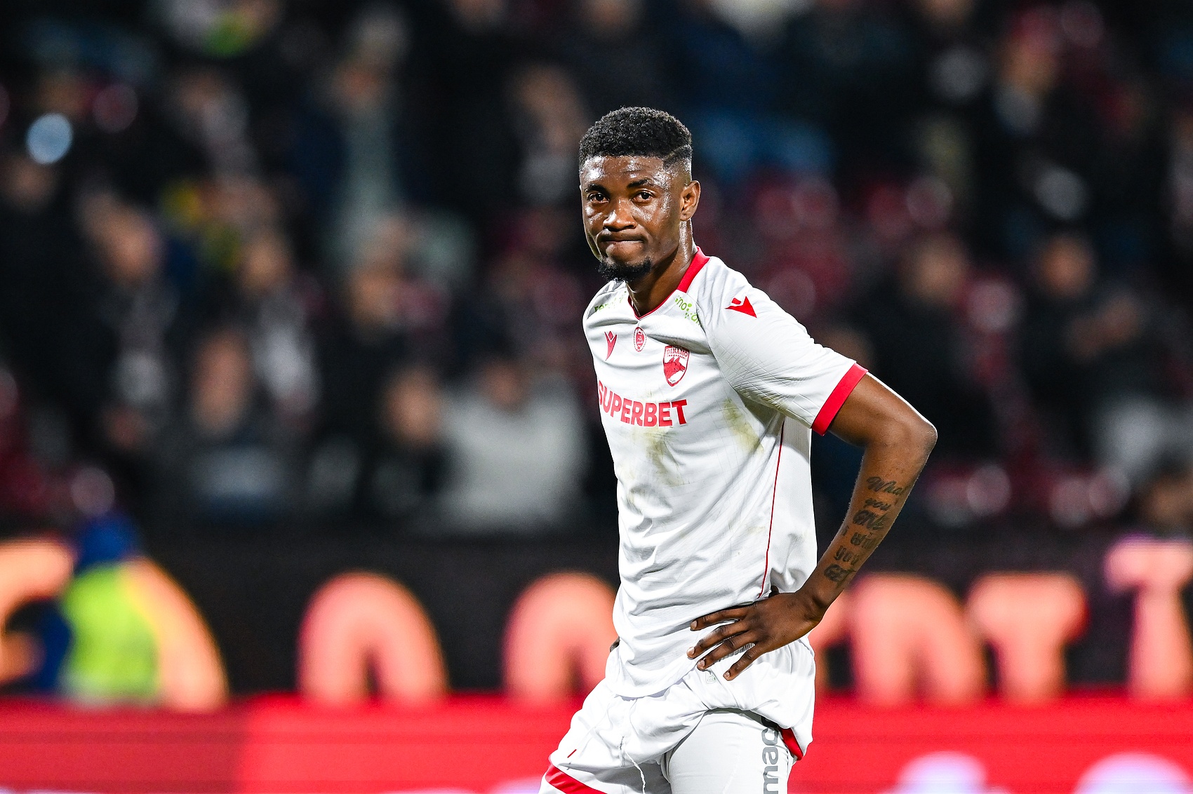 b体育官方下载-体坛：2比9后学习海港预订第6外援？泰山无心再追意中人