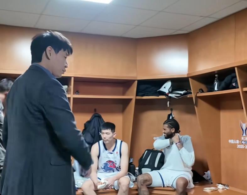 b体育-淘汰浙江更衣室！邱彪体恤外援，总结变认哥现场，与全队打成一片